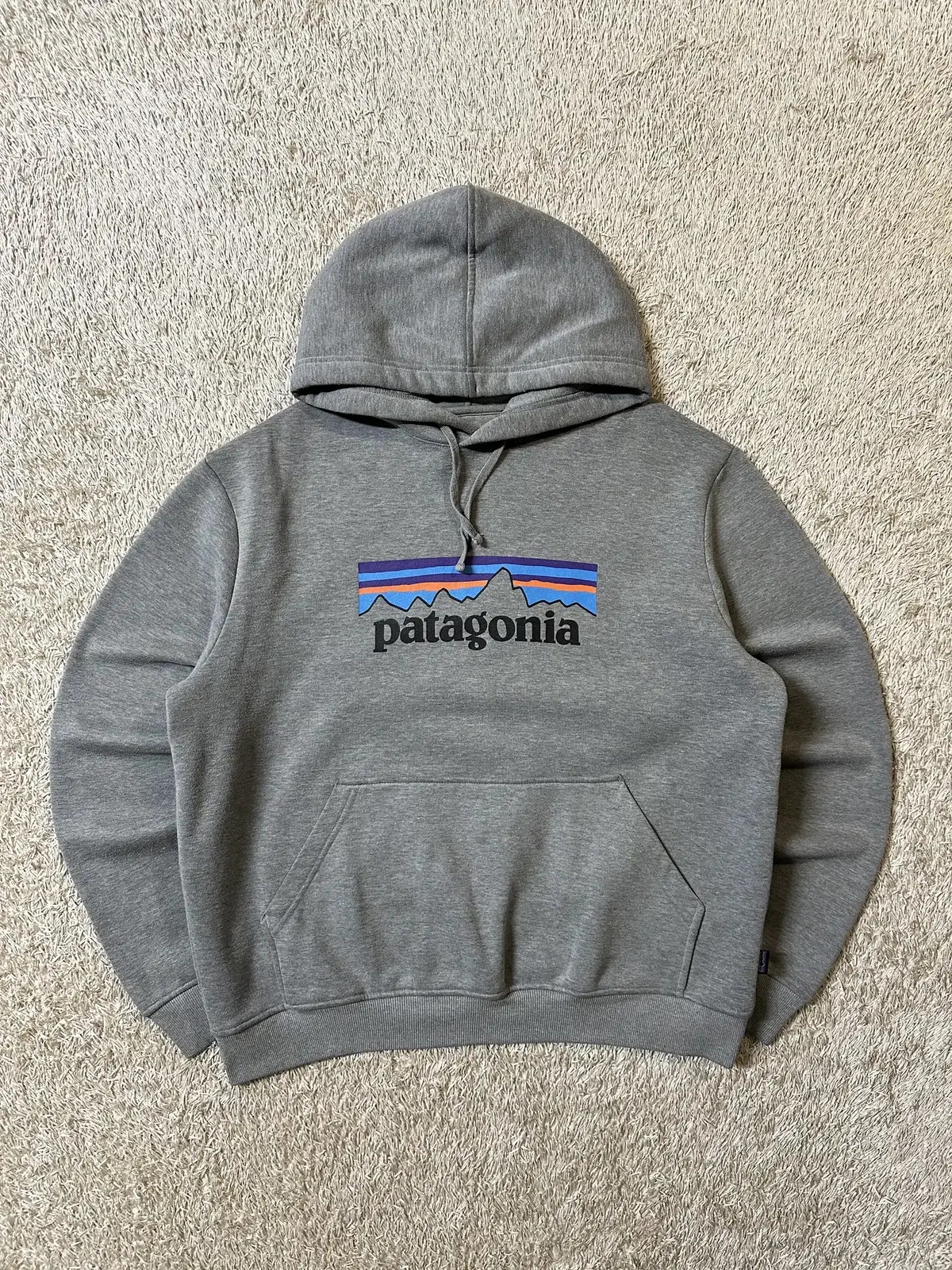 [M] 파타고니아 PATAGONIA P-6 로고 기모 후드티 그레이