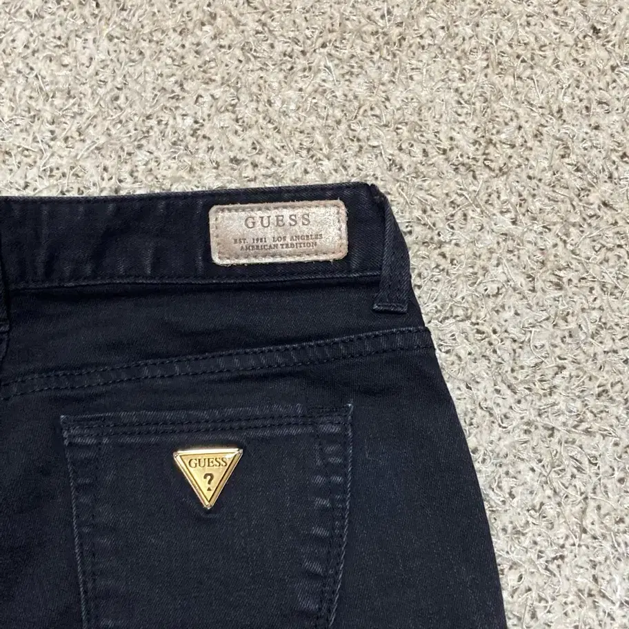 Guess denim jeans with gold logo 26 스키니진