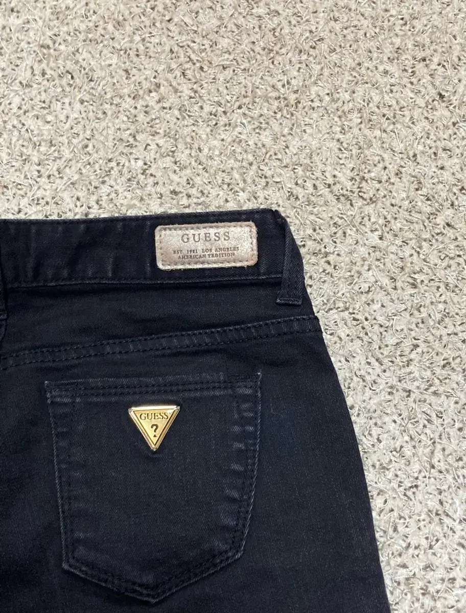 Guess denim jeans with gold logo 26 스키니진