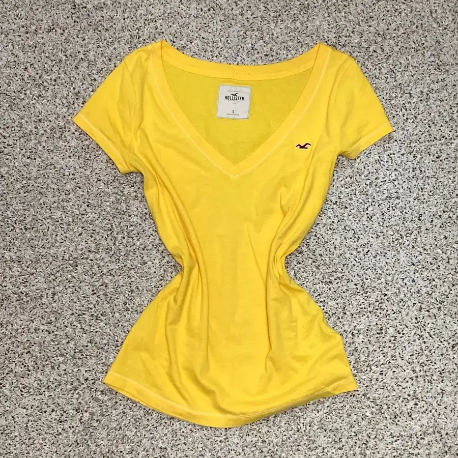 Hollister yellow V-neck T-shirt 홀리스터