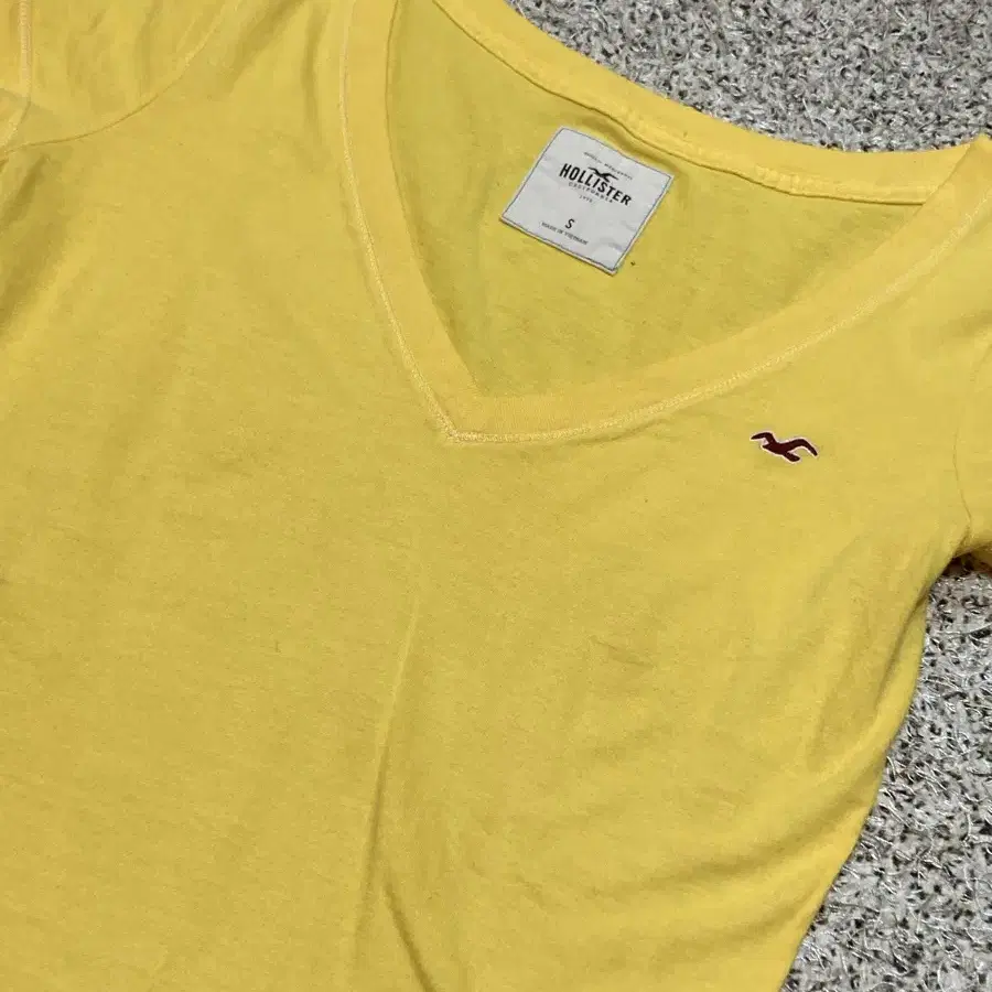 Hollister yellow V-neck T-shirt 홀리스터