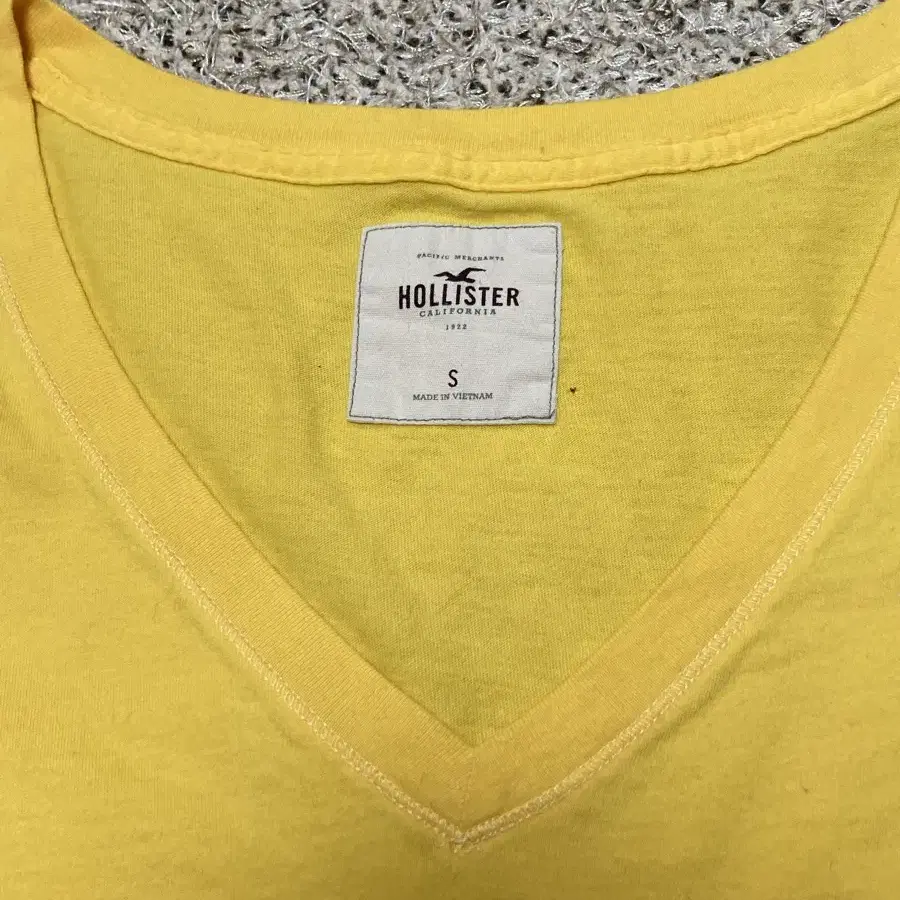 Hollister yellow V-neck T-shirt 홀리스터