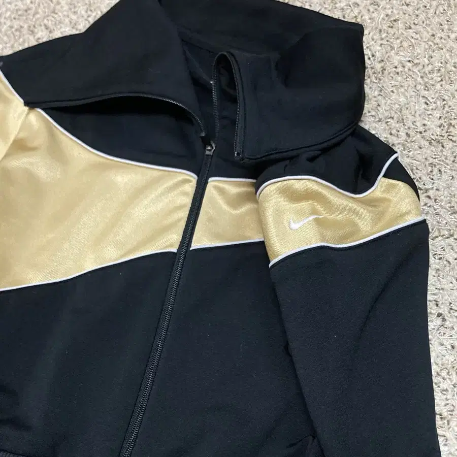 [희귀매물]Nike black and gold hoodie zip-up