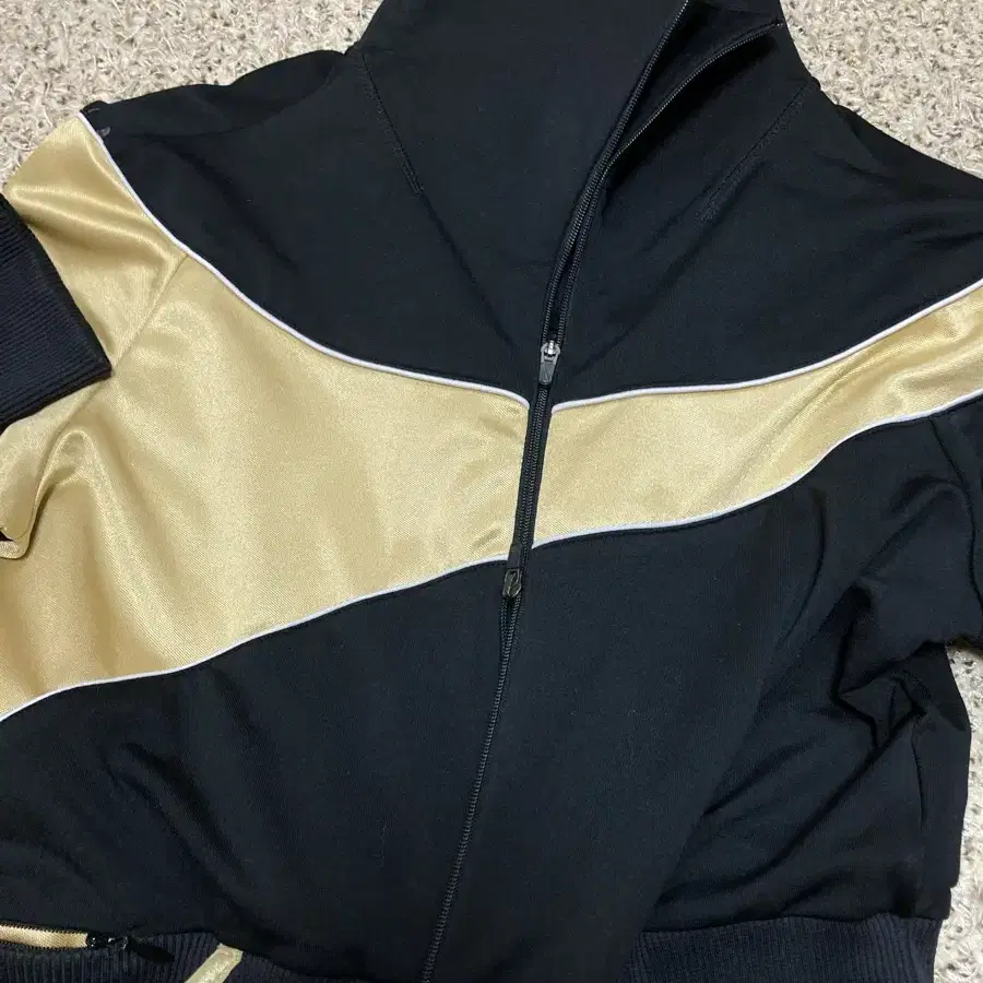 [희귀매물]Nike black and gold hoodie zip-up