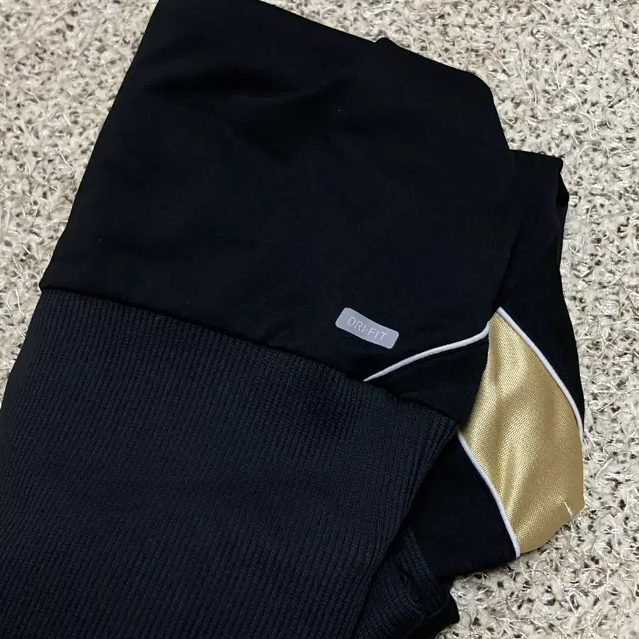 [희귀매물]Nike black and gold hoodie zip-up