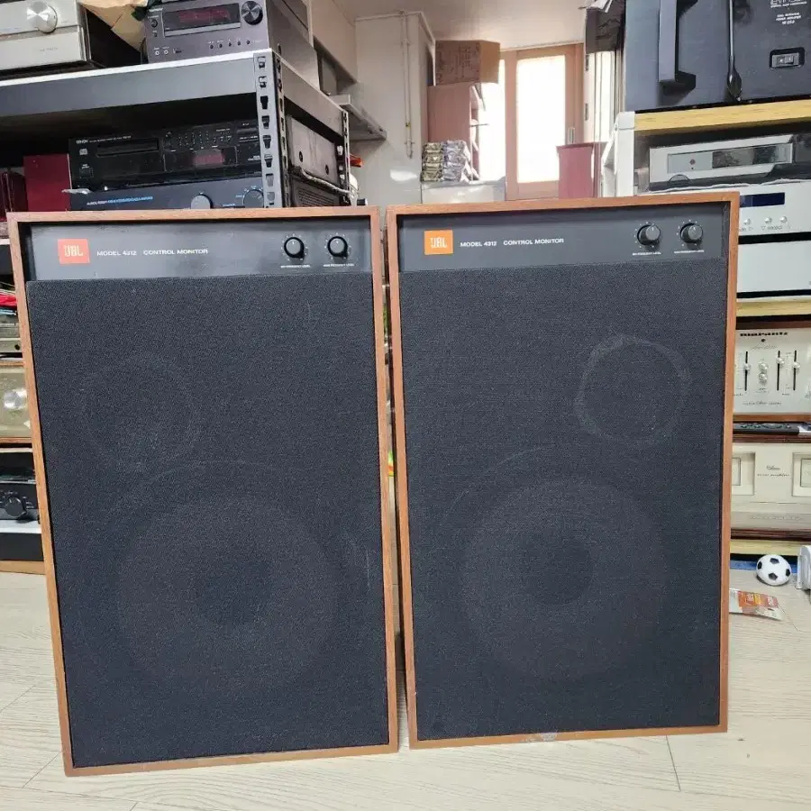 JBL 4312 초기형 스피커.