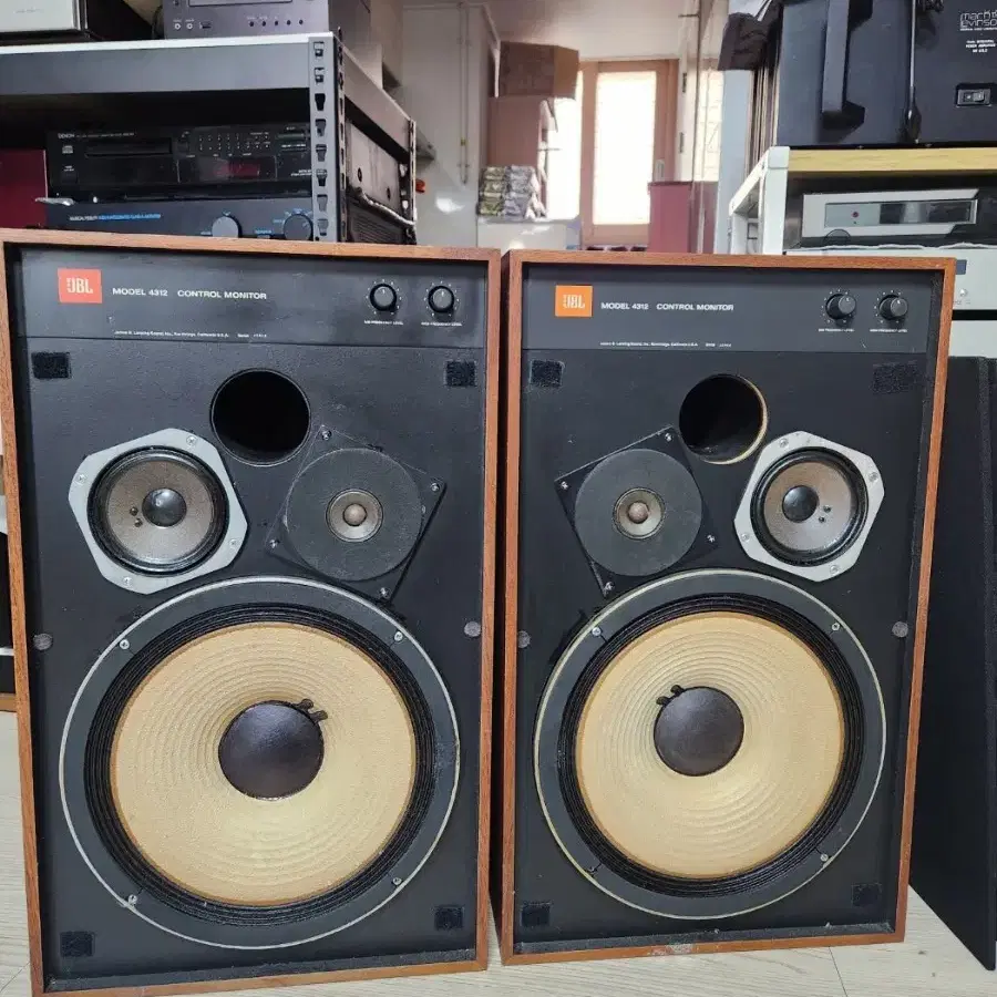 JBL 4312 초기형 스피커.