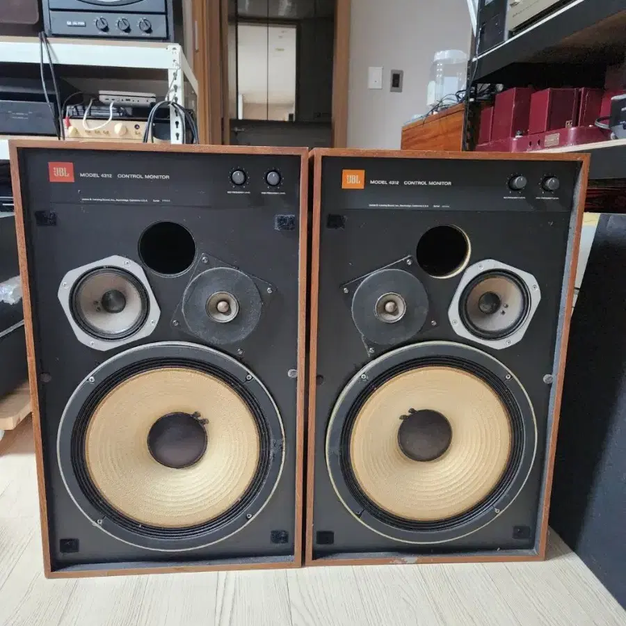 JBL 4312 초기형 스피커.