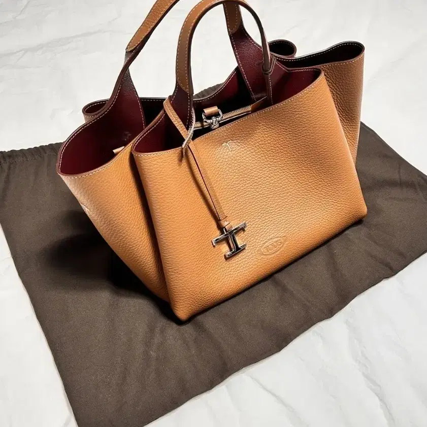 Tods  토즈 매장 전시중 신상 토트백