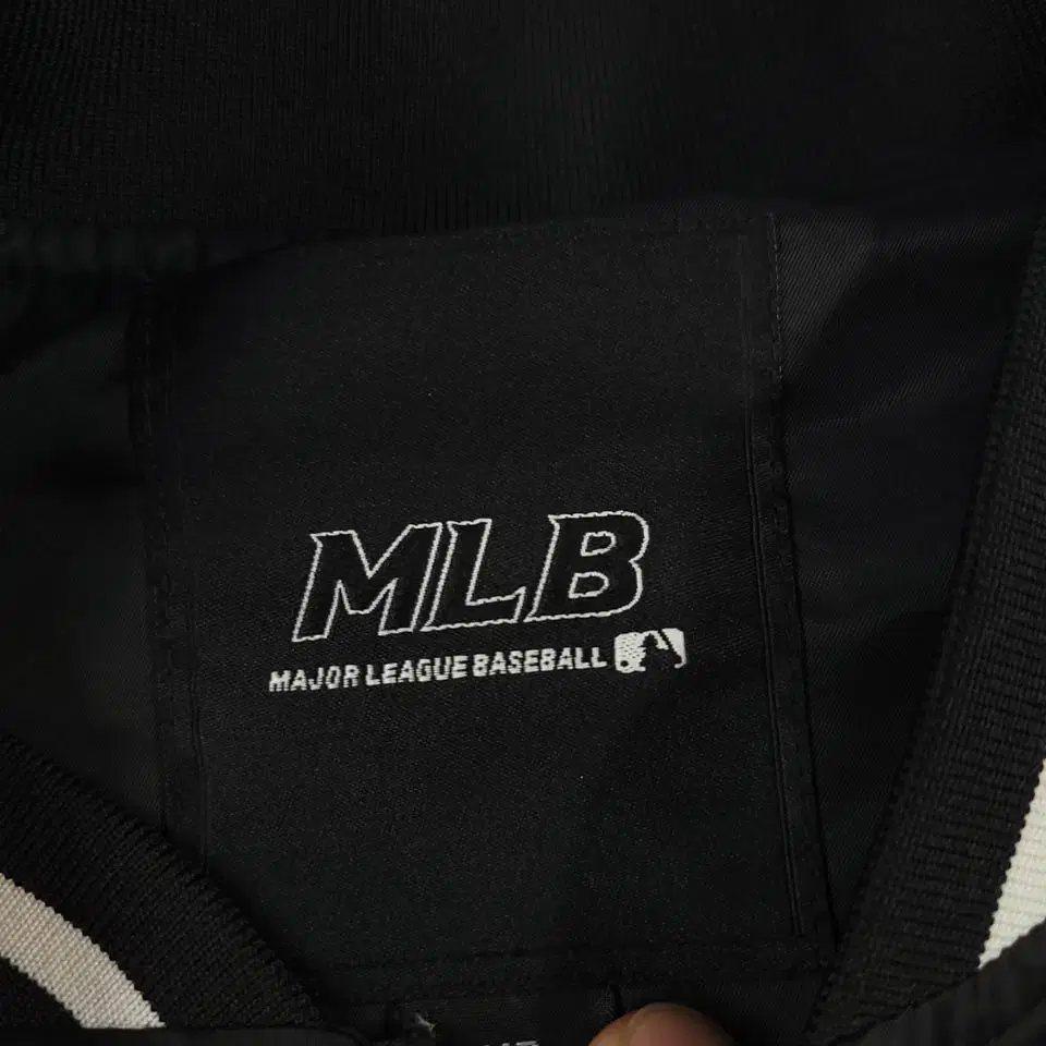 MLB 엠엘비 블랙 뉴욕양키즈 자수로고 반광 바시티자켓 스타디움 점퍼 야