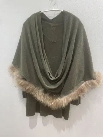 [ 고아 GOA ] 퍼 달린 판초 + 미니 원피스 셋업 카키 스톨