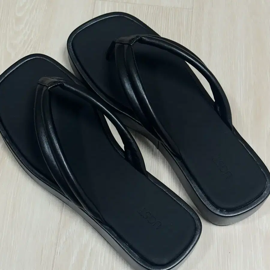 UGST leather flip flops