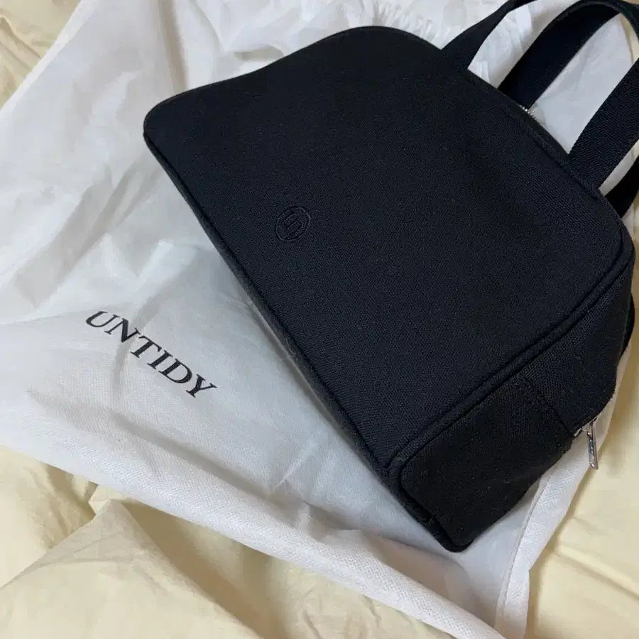 언타이디 Plain Zipper Bag Black