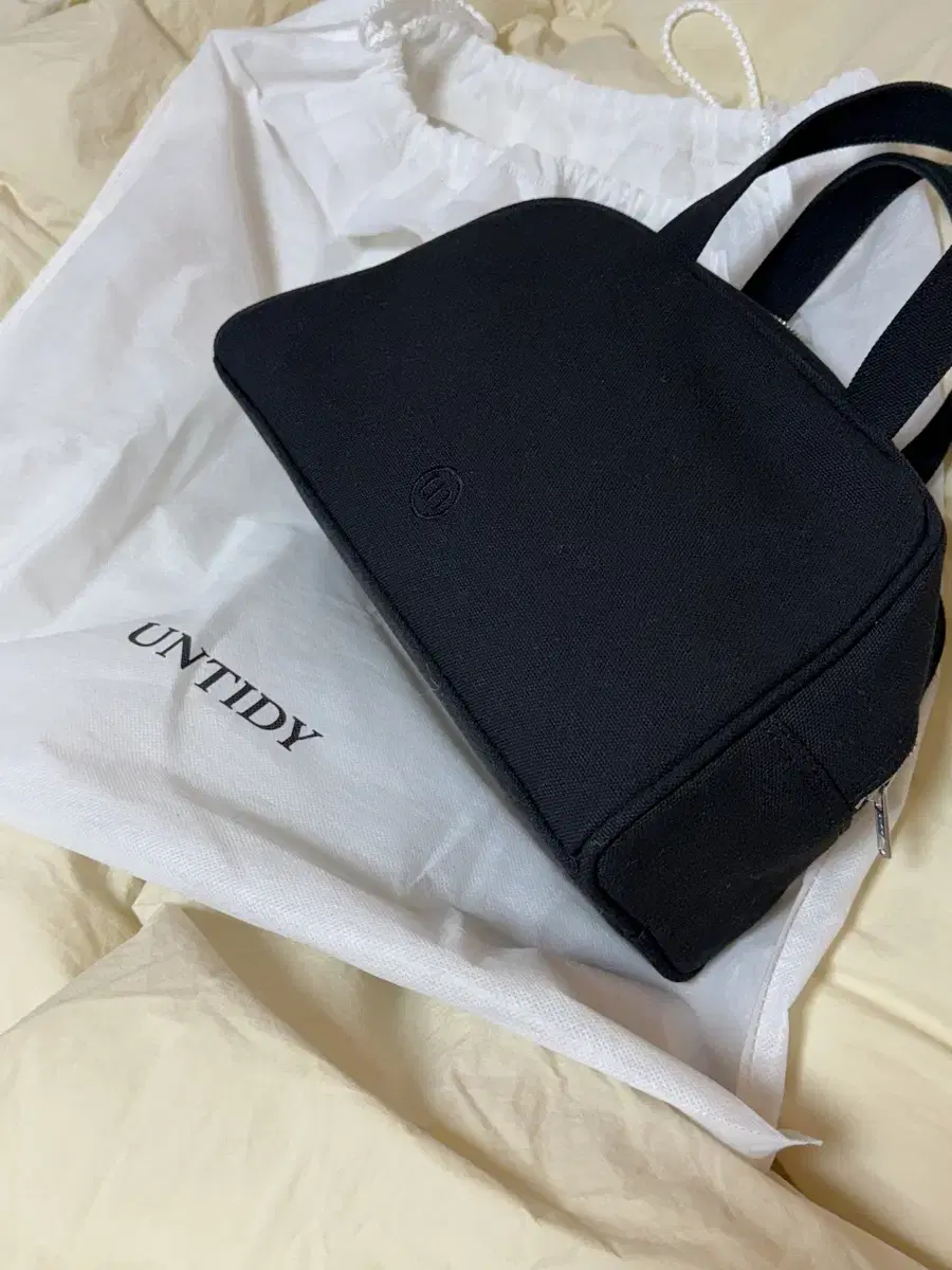 언타이디 Plain Zipper Bag Black