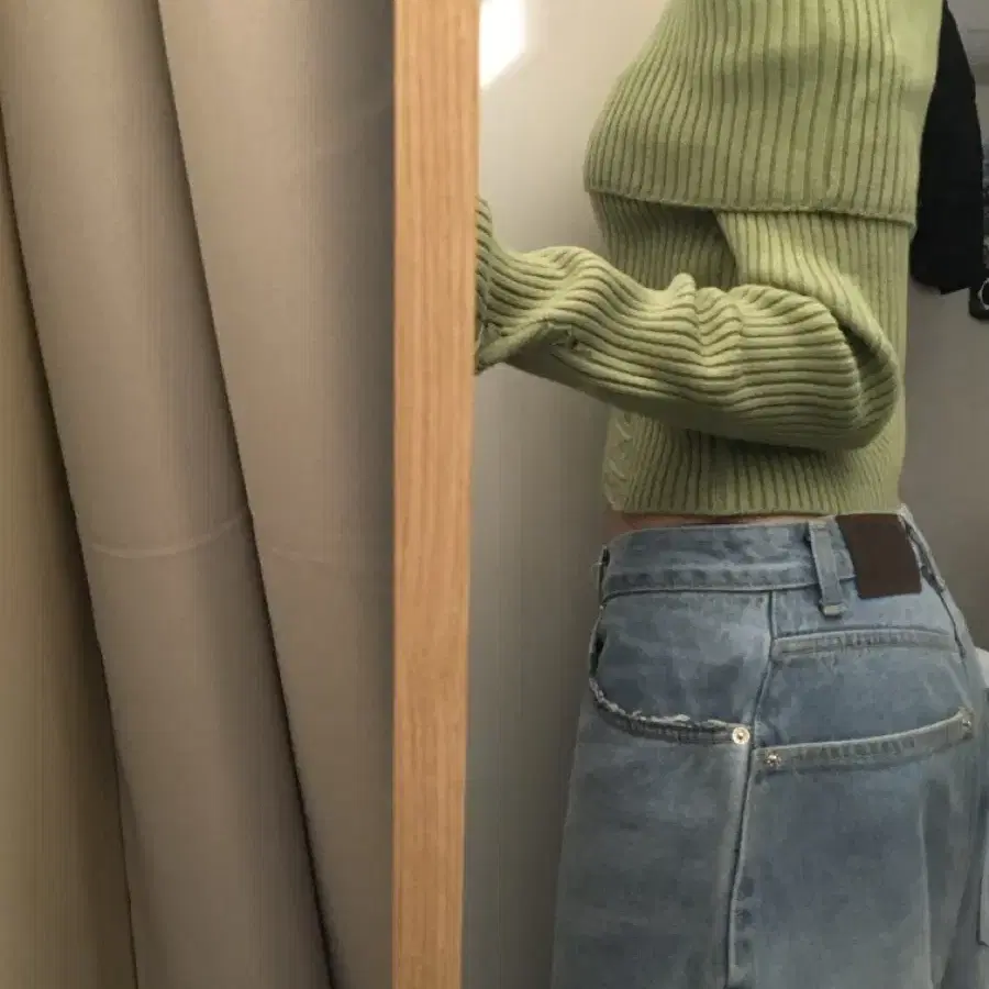 러브이즈트루 CL OFF SHOULDER KNIT (GREEN) 실착있음