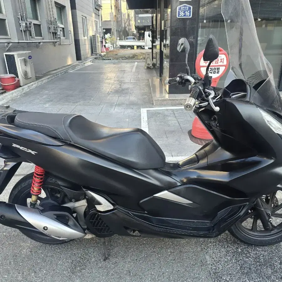 20년 pcx125 2만k중고오토바이스쿠터엔맥스크루심벤리보이저조이맥스vs