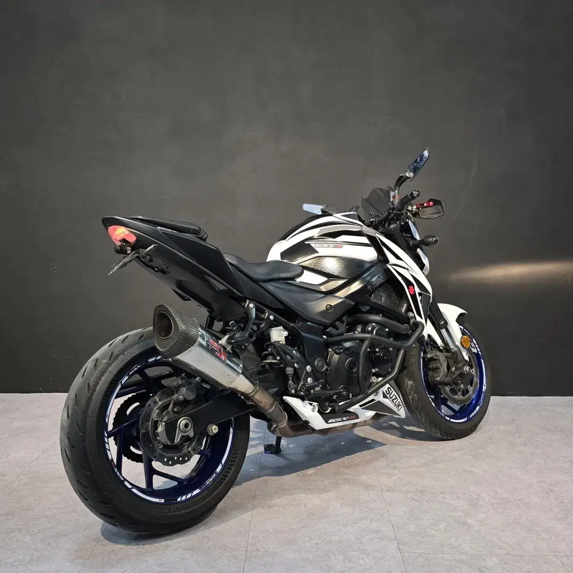 스즈키 19년식 gsx-s750 화이트 부산창원김해양산진해울산여수대구포항