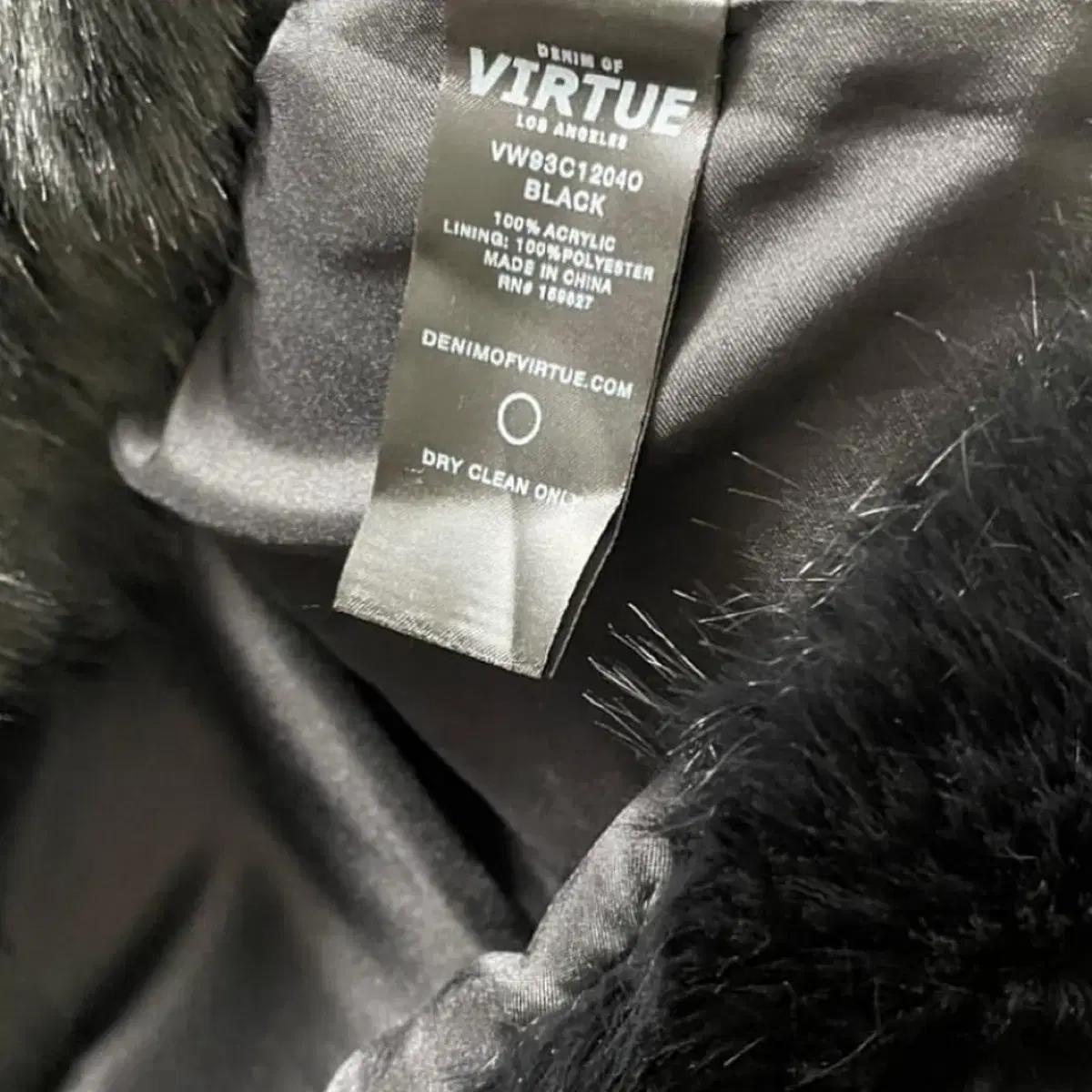 VIRTUE 크롭 퍼 자켓 블랙