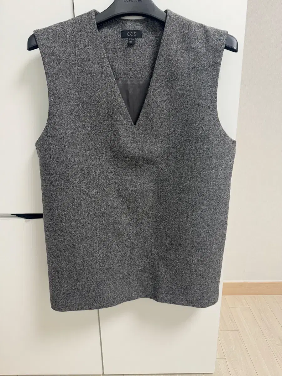 cos V-neck wool vest M