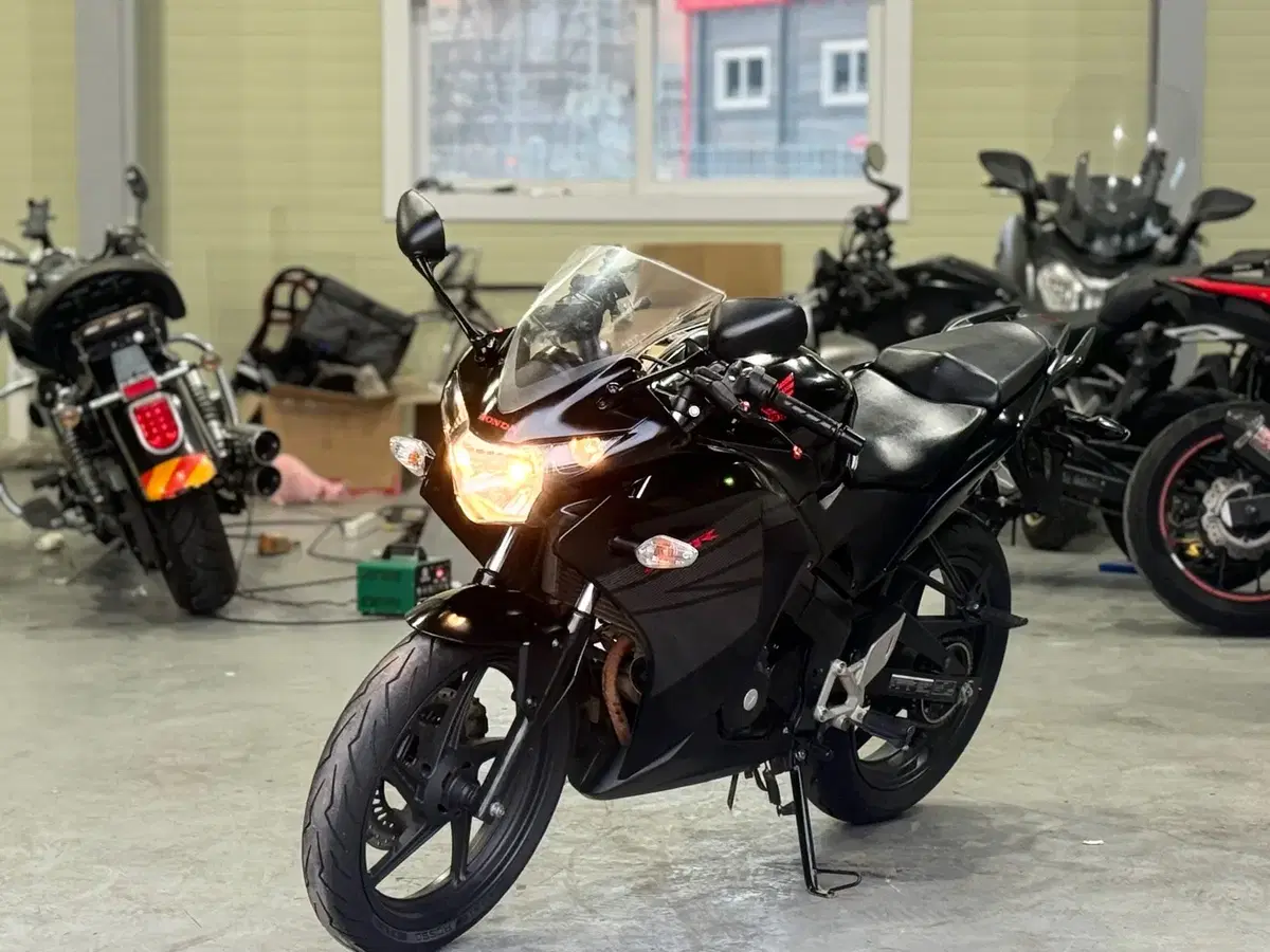 혼다 cbr125r 17년식 1만km 신차급 바이크 판매합니다.