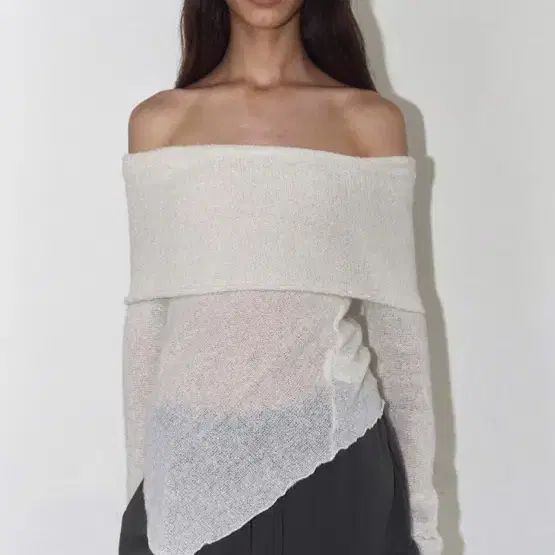 폴리수엠 WOOL OFF-SHOULDER SWEATER (IVORY)