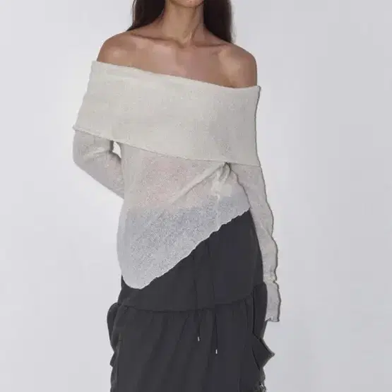 폴리수엠 WOOL OFF-SHOULDER SWEATER (IVORY)