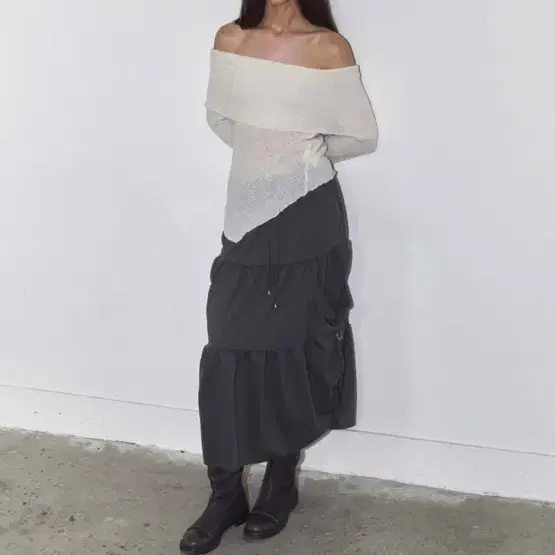 폴리수엠 WOOL OFF-SHOULDER SWEATER (IVORY)