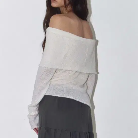 폴리수엠 WOOL OFF-SHOULDER SWEATER (IVORY)