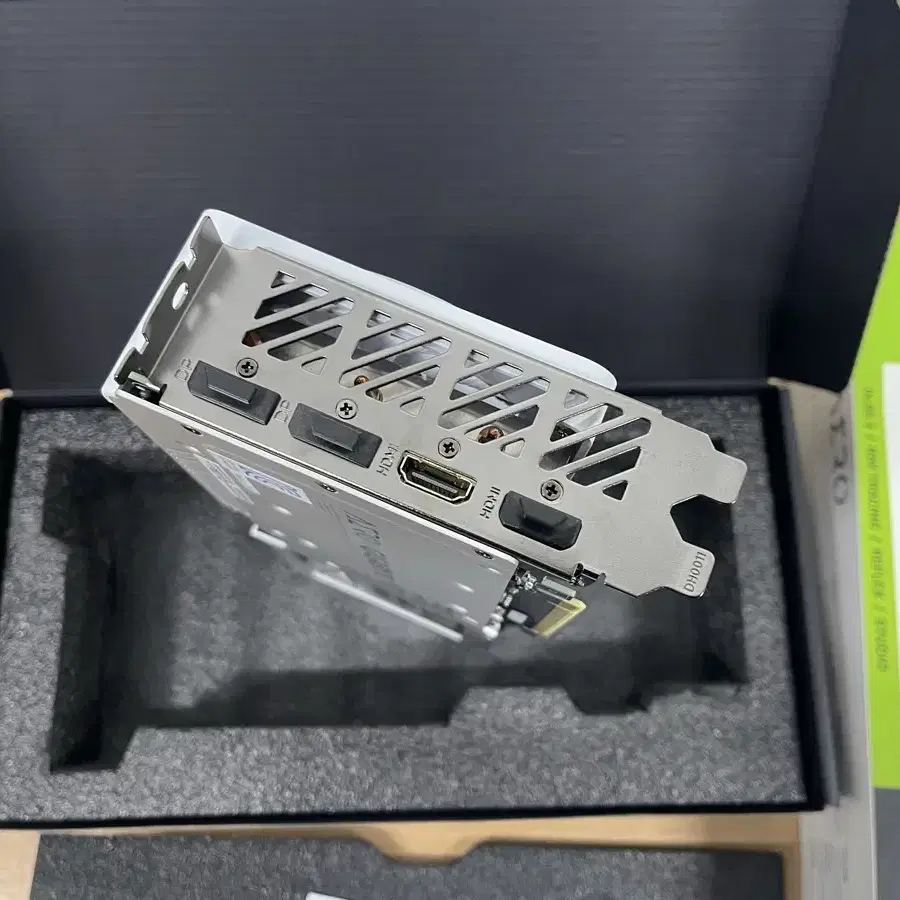 기가바이트 RTX4060ti 화이트