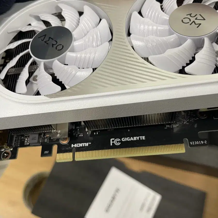 기가바이트 RTX4060ti 화이트