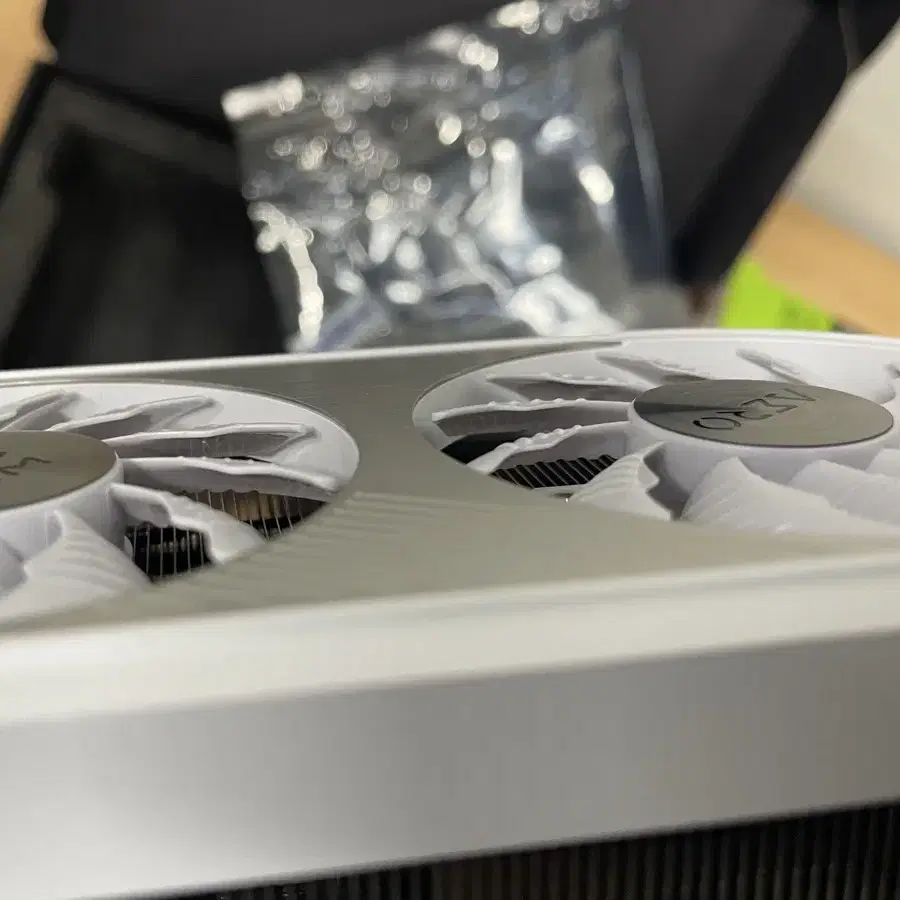 기가바이트 RTX4060ti 화이트