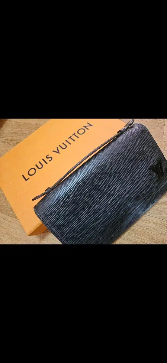 Louis Vuitton Epi Clérie Crossbody Bag Box DustbagWarranty Chanel Dior Vintage Luxury