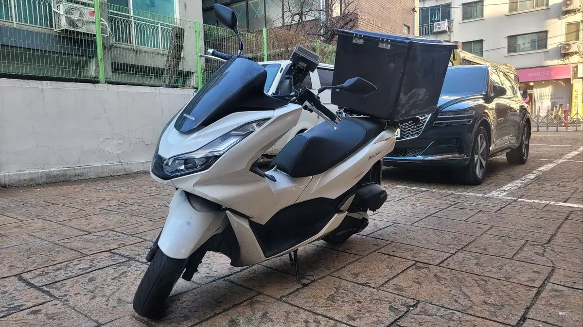 혼다  pcx  125cc 팝니다.  22년식