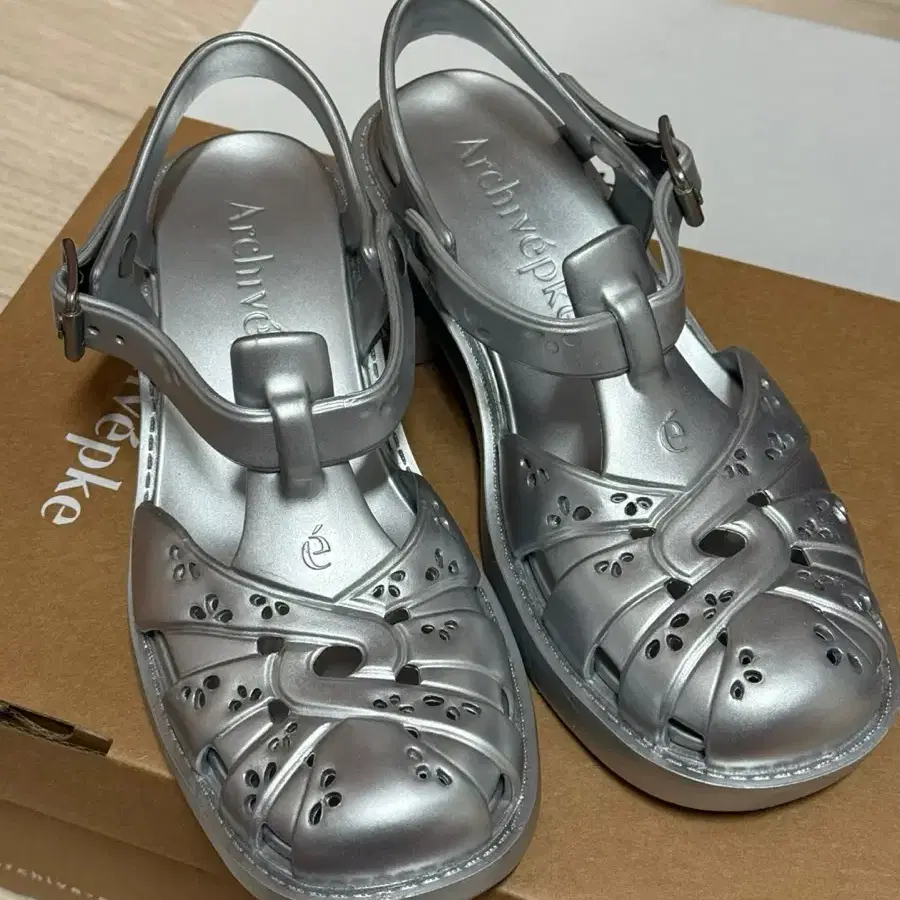 아카이브앱크 Puffy rubber sandal Silver225-230