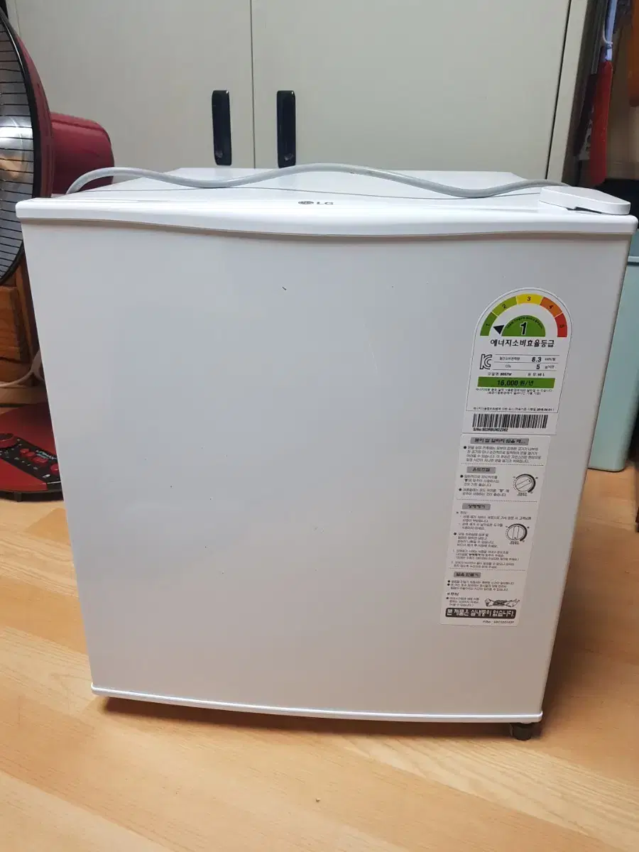 LG  1도어 46L 화이트 (B057W)  44.50.45 소형냉장고