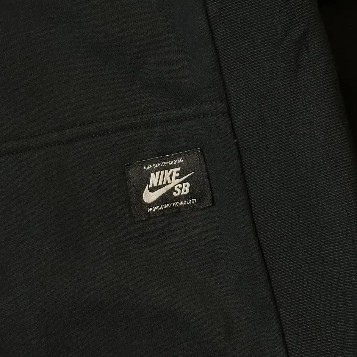 [L] 나이키 NIKE SB 로고 맨투맨 블랙