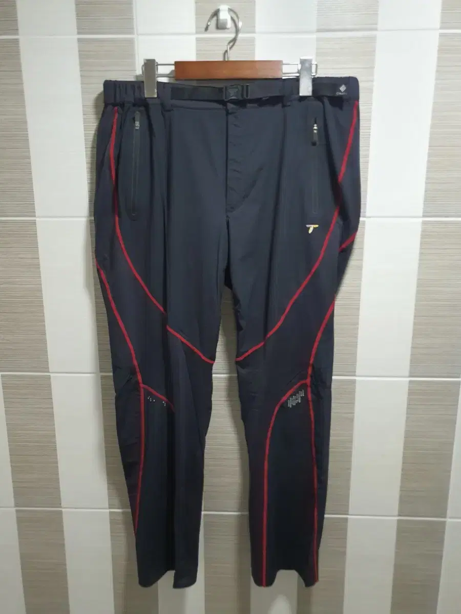 Genuine Colombian size 35-36 span hiking pants!