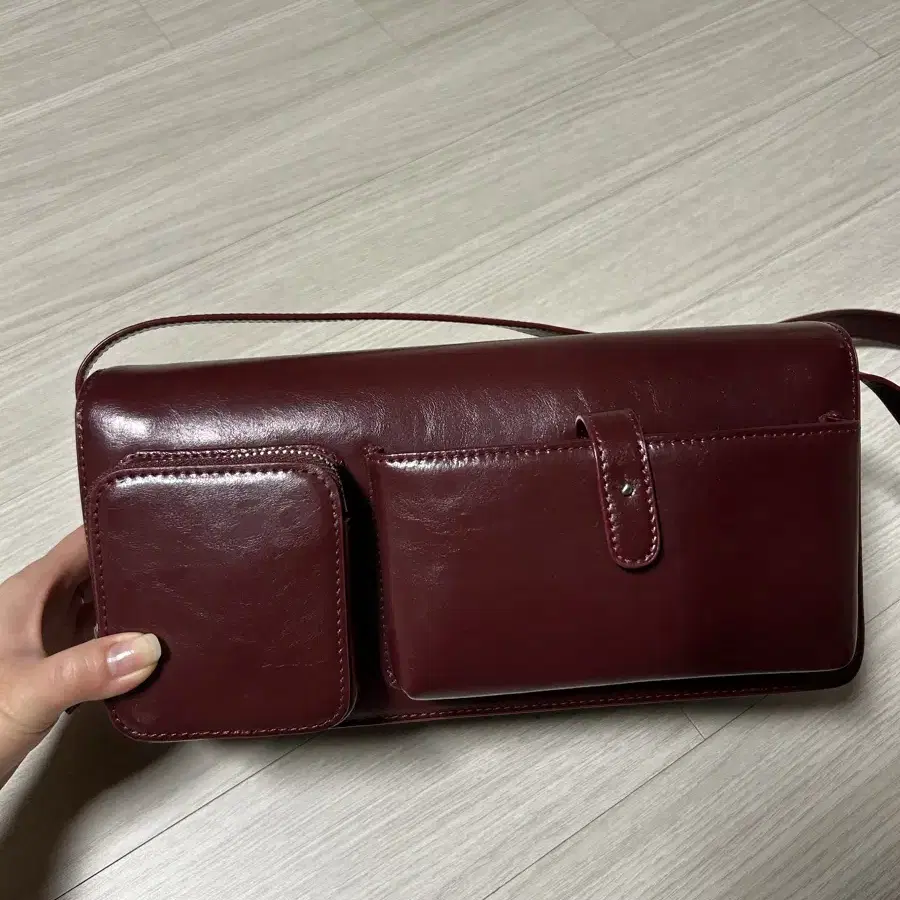 가격또내림 ! 엘바테게브 Broad Pocket Bag (버건디)