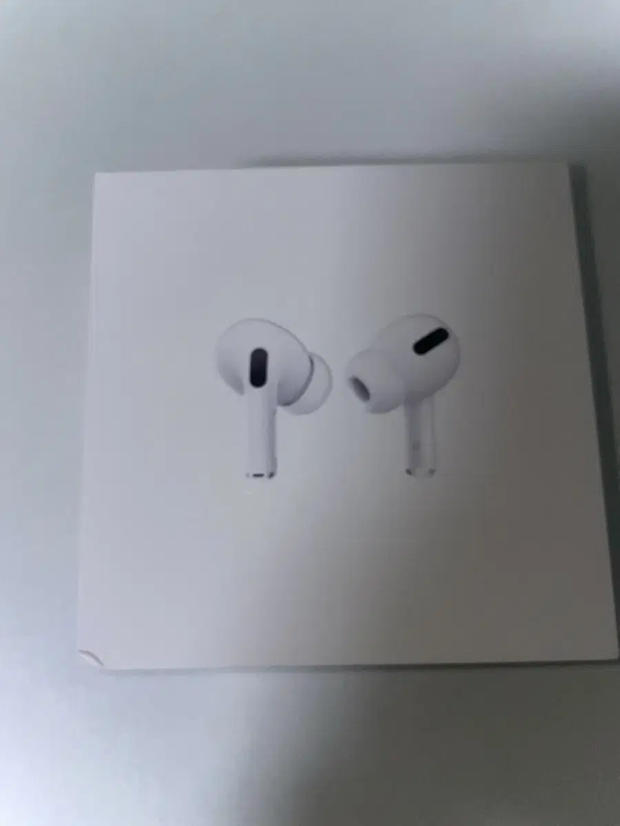 (Full box) Apple AirPods Pro 1st Gen (in excellent condition)