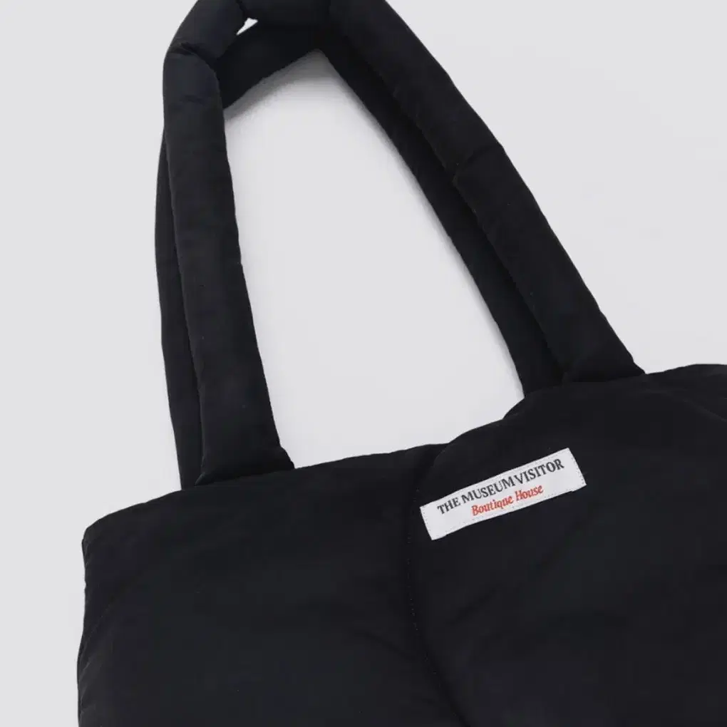 Themuseumvisitor cusion bag