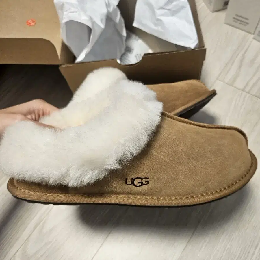 UGG 어그 슬립온 모래네