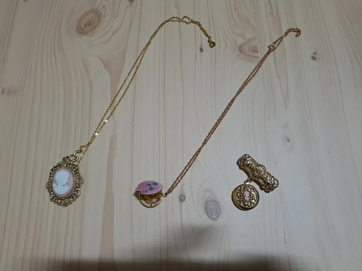 Collectible Necklaces,Brooches to sell