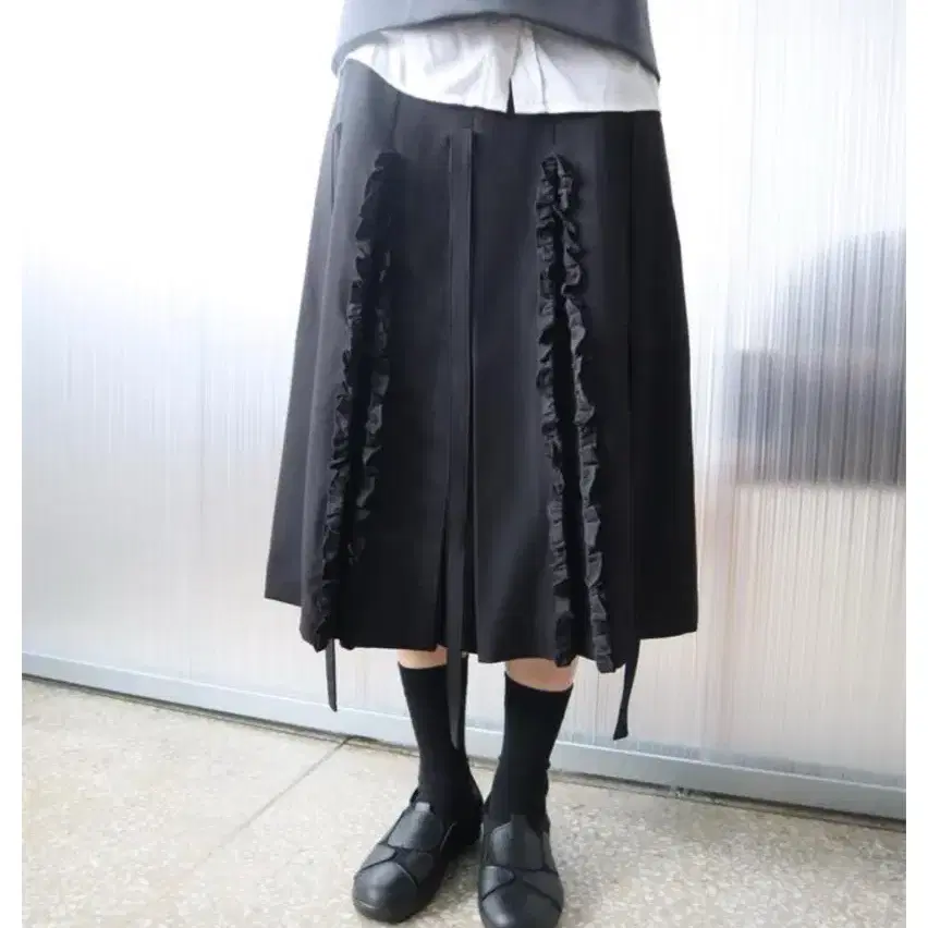 바하윤 RUFFLE RIBBON PLEATS SKIRT 구해요