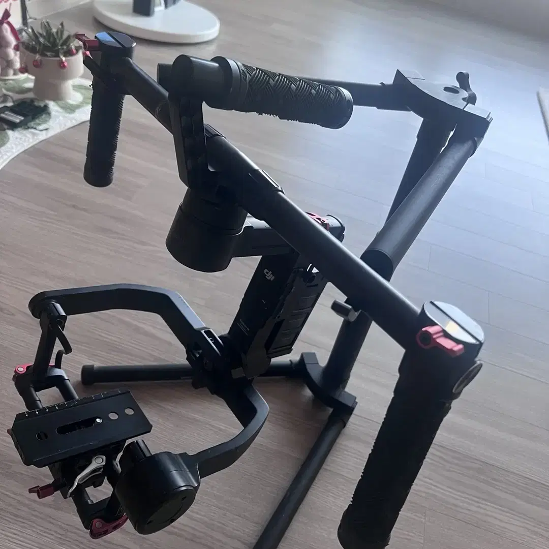 DJI 로닌m 짐벌 + 거치대 + 리모컨 + A급 배터리 포함