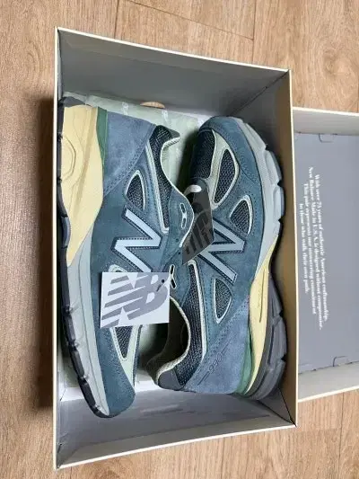 [275] New Balance Aurora Trooper 990 v4