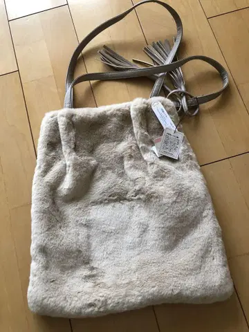 퍼 토트백 프린지 장식의 에크루