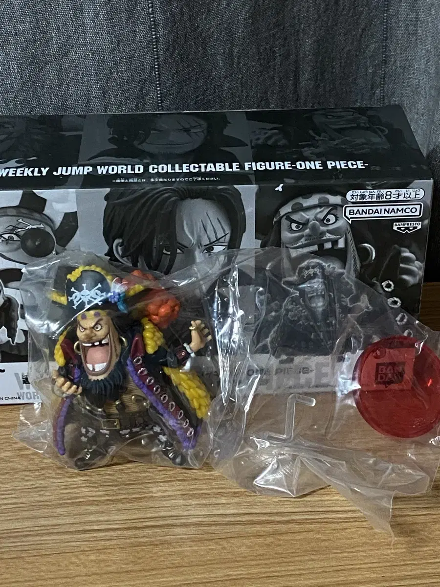 (Unsealed) ONEPIECE Jumping Wall Call Blackbeard Titch Gentleman Huang World Collectibles