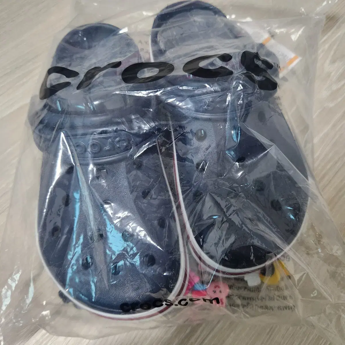 (Unused) Crocs Classic Navy 250mm + 6 Jibbits Set