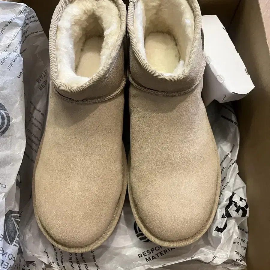 (새상품) UGG 클래식 미니 플랫폼 250