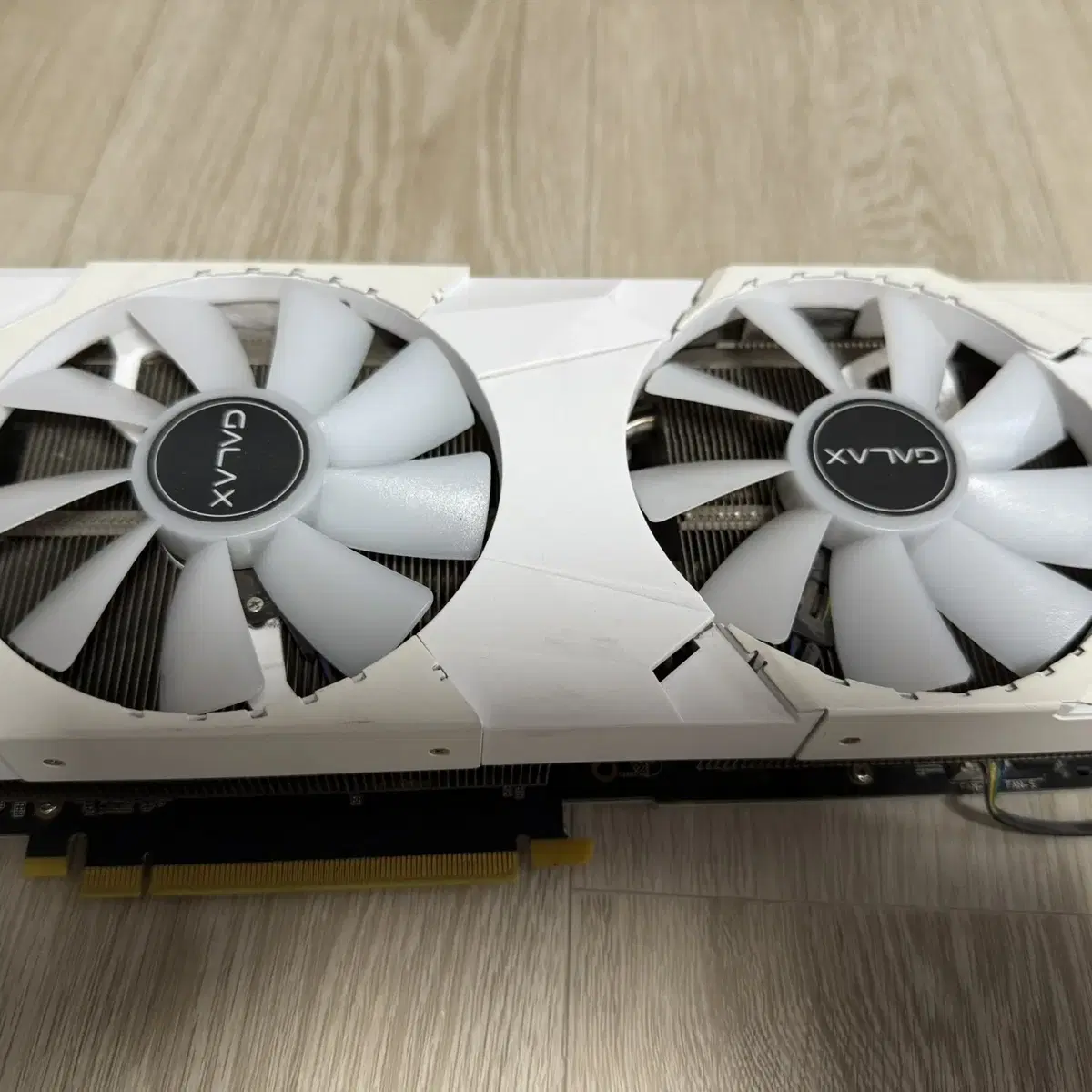 갤럭시 RTX2060 Super EX White-1 8GB